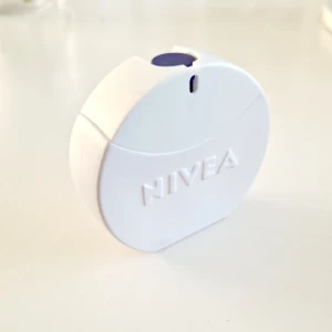 NIVEA parfym edt 30 ml - Parfym med den klassiska doften från Nivea 🤍🧼Huvudnot	Lavendel, Citron Hjärtnot	Blom-toner , Ros Basnot	Trä-toner , Mysk.                                              obs! Ca 90% kvar av parfymen, testad 2 ggr men doften passade inte mig. 