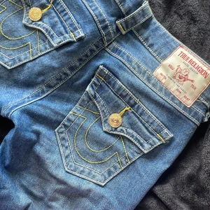 Säljer supersnygga true religion jeans för billigt pris! - Tyvärr har dom blivit för små för mig. Finns liten defekt där nere på dom (finns bild på de i annonsen) annars är dom som nya!! Storlek 23, skriv för midjemått eller innerbens längd❤️nypris är 1299