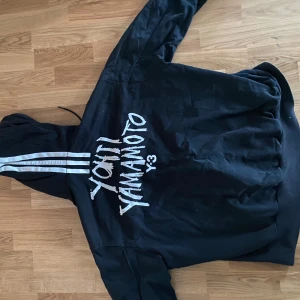 Y-3 Zipup - Skicka bud, Snygg adidas/Yohji Yamamoto zipup i storlek S men passar som M-L. 