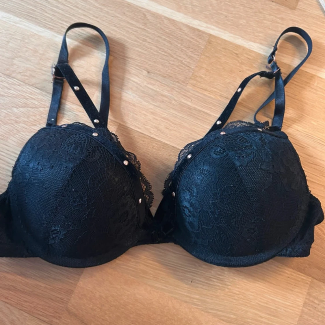 Svart spetsig korsett-topp med detaljer