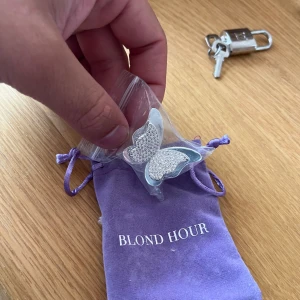 Blond Hour fjäril - Säljer en glittrig ring i form av fjärilar från Blond Hour.  