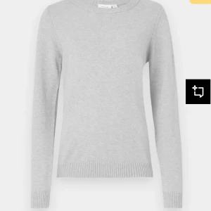 VIRIL O-NECK L/S KNIT TOP, från Vila - En stilren ljusgrå stickad tröja från Vila med rund halsringning och långa ärmar. Skriv om ni har några frågor💕💕