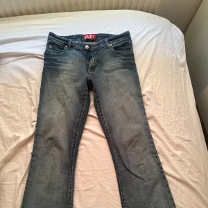 Lågmidjade blå bootcut jeans- Reality - Snygga blå bootcut jeans från Reality som är lowaist. Storlek S💕köpta från en marknad, köpte för 340kr. Jag är 163cm lång och jeansen är perfekta i längden. Endast använda en gång!!