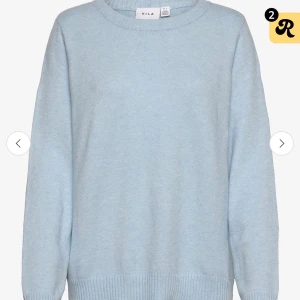 VIRIL O-NECK L/S KNIT TOP, från Vila - Supermjuk ljusblå stickad tröja från Vila med rund halsringning och ribbade muddar. Skriv om ni har några frågor💕💕