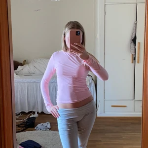 Ljusrosa långärmad topp - Säljer en ljusrosa långärmad topp med tight passform. Tröjan är enkel och stilren utan mönster eller detaljer, perfekt att styla med jeans eller kjol. Materialet känns mjukt och stretchigt, vilket gör den bekväm att bära hela dagen. Den är nästintill oanvänd 💞