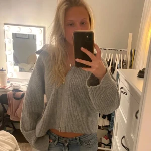 Grå kofta - Säljer denna mysiga kofta för den inte kommer till användning. Jättefin och i helt nytt skick. Skriv vid frågor eller funderingar