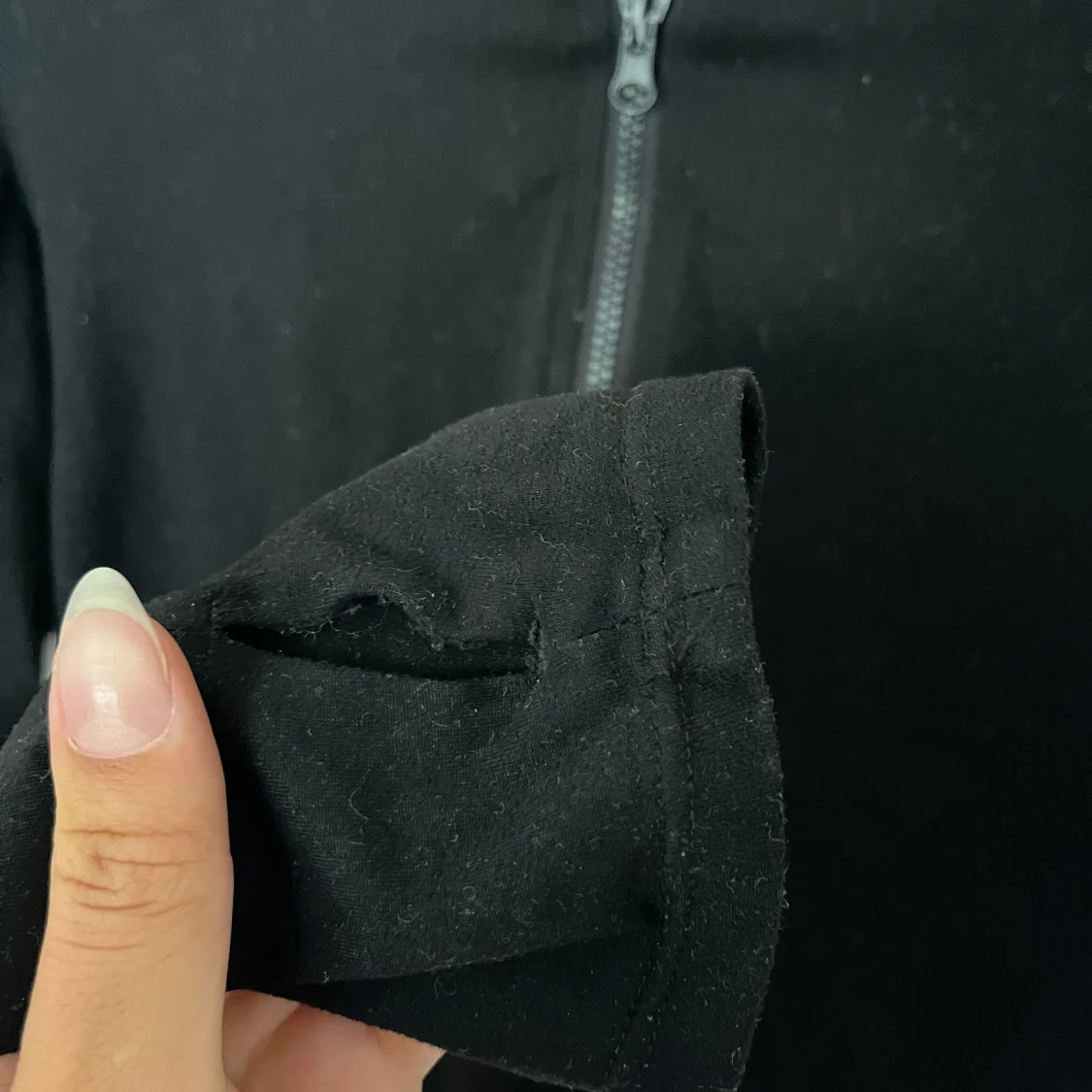 Svart långärmad tröja med zip - 1