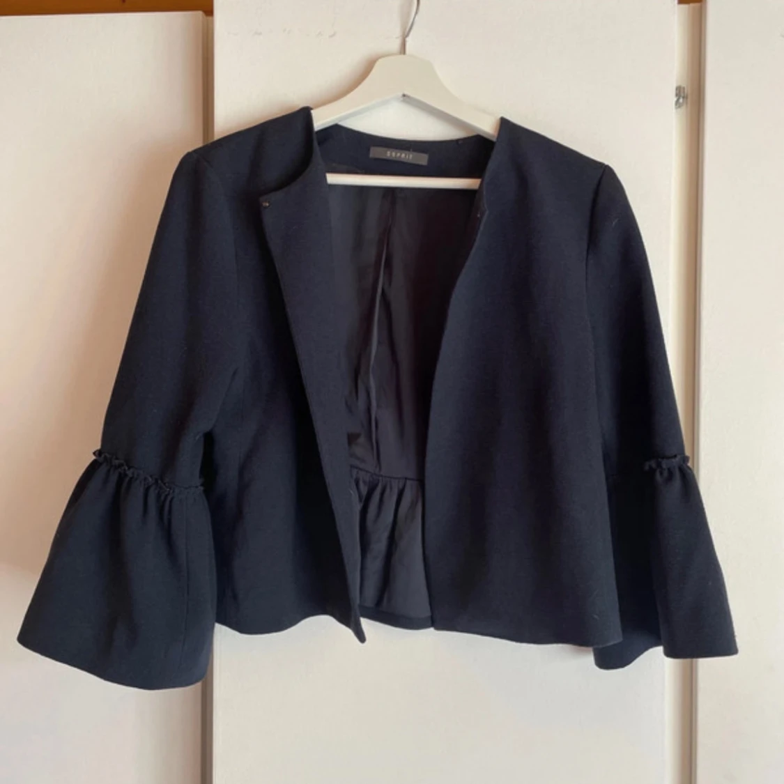 Svart kavaj med volangärm från Esprit - 1