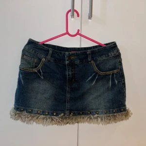 2000s jeanskjol med fuskpäls  - Skitsnygg kjol med fluff längst ner och nitar på fickorna. Inget fel på den alls, kommer bara inte till användning längre🌸