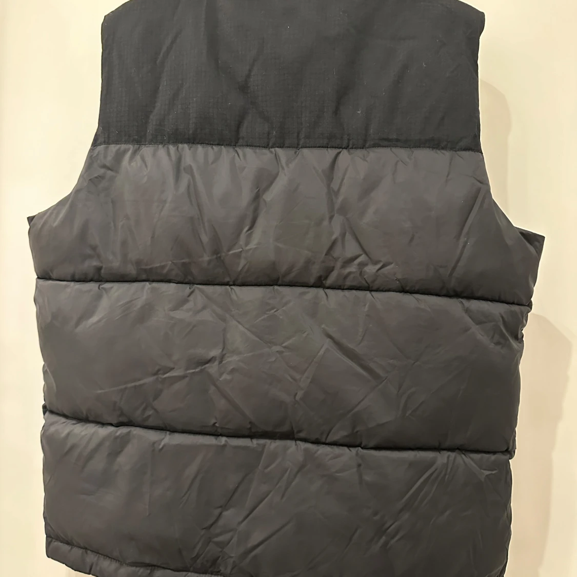 Svart dunväst från Lyle & Scott - 1