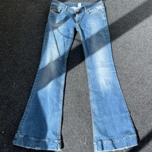 Lowrise Flare Jeans - Supersnygga flare Jeans från Replay, de är midrise men sitter närmre ”dagens” lågmidjat 💓 De är 37,5cm rakt över midjan, 18cm grenhöjd och 75cm innerben😇💓