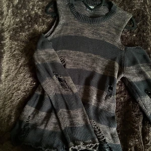 Stickad Tröja Från Minga London 🤍 - sitter så snyggt på med långa armar och off sholder typ av modell 🤍 sjuk kontrast med slittnigarna