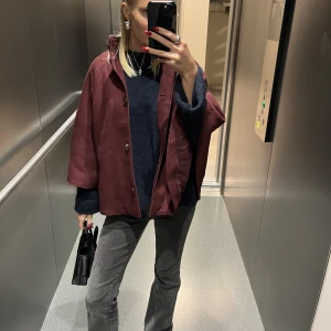 Kort kappa - Säljer denna slängkappan/ponchon i sjukt fin mörkröd färg!❤️‍🔥