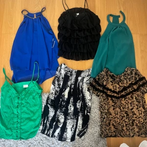 Mix av sex trendiga toppar - Säljer ett paket med sex snygga toppar: en blå halterneck med strassdetalj, en svart volangtop med tunna axelband, en grön linnetopp från Vila med knappar, en turkos halterneck, en beige och svart spetsblus med volang och en svartvit mönstrad topp. Storrensar och säljer därav alla dess ihop! Alla är i storlek 34-36