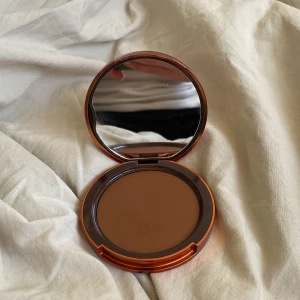 Isadora The Cream Bronzer - Den nya krämbronzern frål isadora endast testad (säljer för att nyansen inte passar mig). Ny pris 139kr
