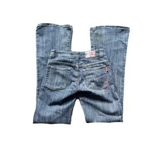 Jeans - Så snygga jeans: midjemått: 35,5cm+lite stretch. Innerbenslängd: 82cm. Bara att skriva om ni undrar något! <3