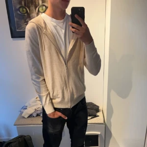 Kashmir zip - Säljer min kashmir zip från ahlquist clothing. Snygg, men sitter lite litet. Skulle säga den är som xs. Bra skick 