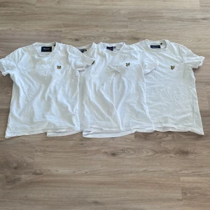 Vita Lyle & Scott t-shirts med logo - Jag säljer nu 4st lyle Scott tröjor för ett billigt pris. Skicket är bra. 2 av tröjorna har en liten fläck på sig men inget mer. 3 av tröjorna är i storlek XS medans den sista är från i 12/13 years. Men passar som XS. Hör av dig vid funderingar!🙌