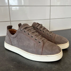Louboutins  - Gråvita Louboutins (storlek: 42) – knappt använda! Säljer mina gråvita Louboutins, har bara haft dem ett par gånger så de är i superbra skick! Riktigt snygga och klassiska med den röda sulan  Passar perfekt om du vill lyxa till outfiten lite extra – både till fest eller en uppklädd vardag.  Storlek: 42 💸 Skriv vid intresse eller om du vill ha fler bilder!