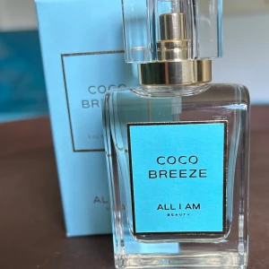 Coco Breeze EdT från All I Am Beauty - Öppnad och doftad på ett spray!    Fräsch parfym med tropiska toner av citrus, melon och kokosolja. Doften har inslag av orkidé, kokosmjölk, neroli och frangipaniblomma, med en bas av mysk, vanilj och benzoin. Flaskan är stilren i glas med turkos etikett och guldiga detaljer.