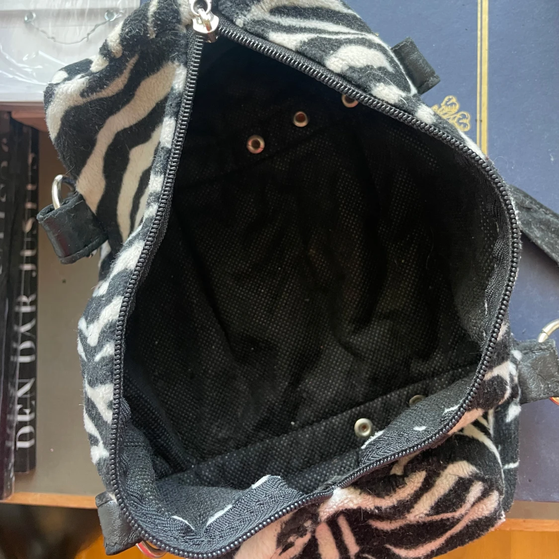 Zebramönstrad axelväska med ringdetaljer - 3