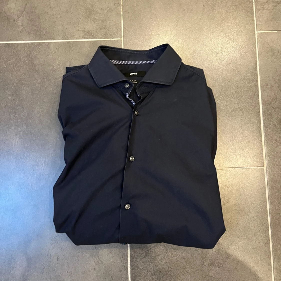 Hugo boss mörkblå skjorta - 2