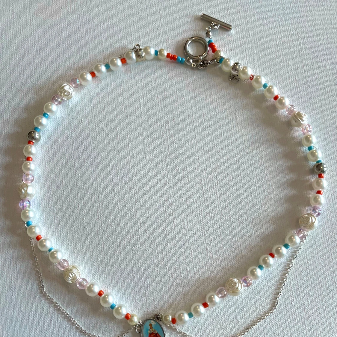 Pärlhalsband med hjärthänge och vintagebild - 2