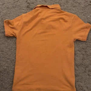 Orange pikétröja från Ralph Lauren - Dags att sälja min absoluta favorit piké efter att jag har vuxit ur den☹️. Den är s fast den har krympt lite, fortfarande bra kvalitet fast väldigt liten missfärgning på kragen🙂