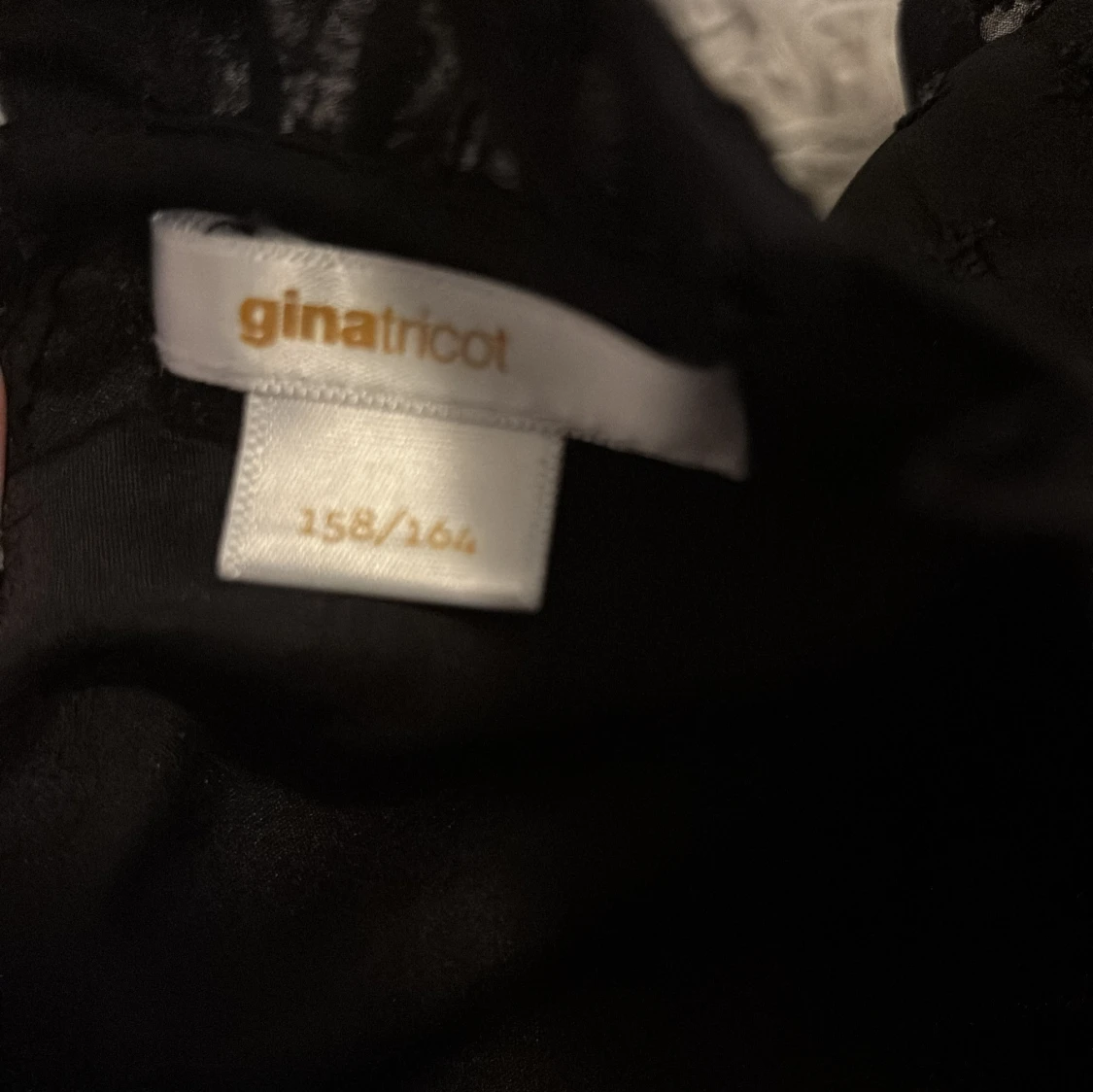 En svart blus ifrån Gina tricot - 1