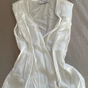 Vit omlott topp -  nyskick! Aldrig kommit till användning. Passar S. Märke Mango/MNG. Har samma fast i blå med i M kolla profil.                                                                           #vittop #crossover #draperad #sommartopp #treandy #minimalistiskmode #feminin #vintageinspirerad#vitblus #draperad #elegant #sommarstil #ko