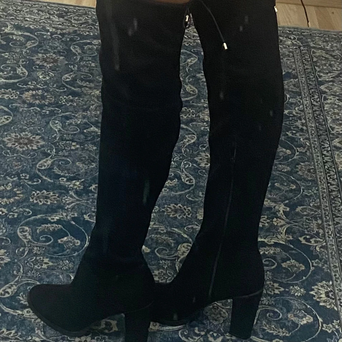 Svarta overknee stövlar med klack