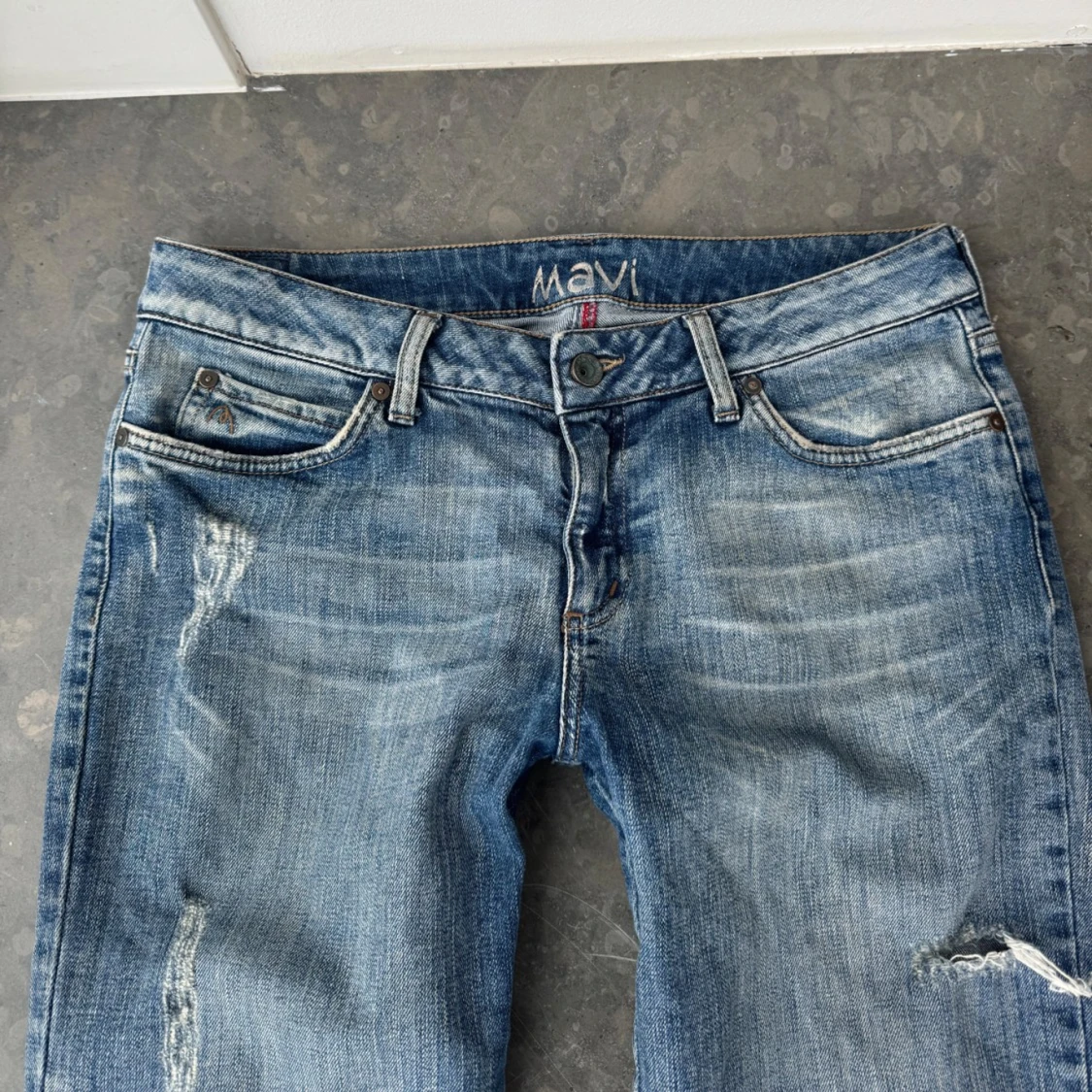 Lågmidjade jeans med slitningar  - 1
