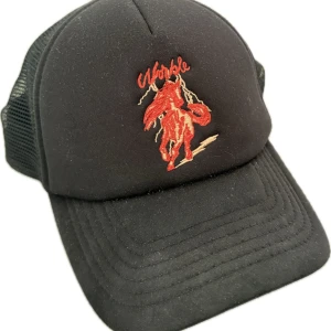 Svart truckerkeps från Worble - Svart truckerkeps från Worble med röd broderad häst och logga framtill. Kepsen har böjd skärm och mesh på sidorna och bak för extra ventilation. Justerbar passform med klassisk snapback. Perfekt för dig som vill sticka ut med en cool detalj. I använt skick men tvättar man den kommer den bli som ny. Finns i Göteborg, skickas ej. 
