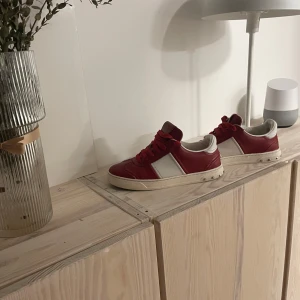 Valentino flycrew  - Jag säljer mina valentino flycrews . Dessa skor är väldigt unika , passar alla stilar och är en sko man kan ha till allt dessa skor är köpta på vinted för 3000 kr söker endast seriösa köpare. Det är Stolek 36 men skulle säga att de sitter som 37 PRISET ÄR EJ HUGGET I STEN