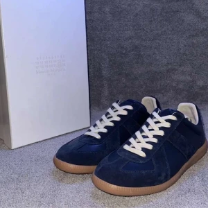 Maison margiela gats - Hej, Säljer mina Maison margiela gats i färg marin blå och storlek 43, dom är i mycket bra skick och dom har inga deffekter eller annat konstigt, Vid intresse är det bara att höra av sig😁