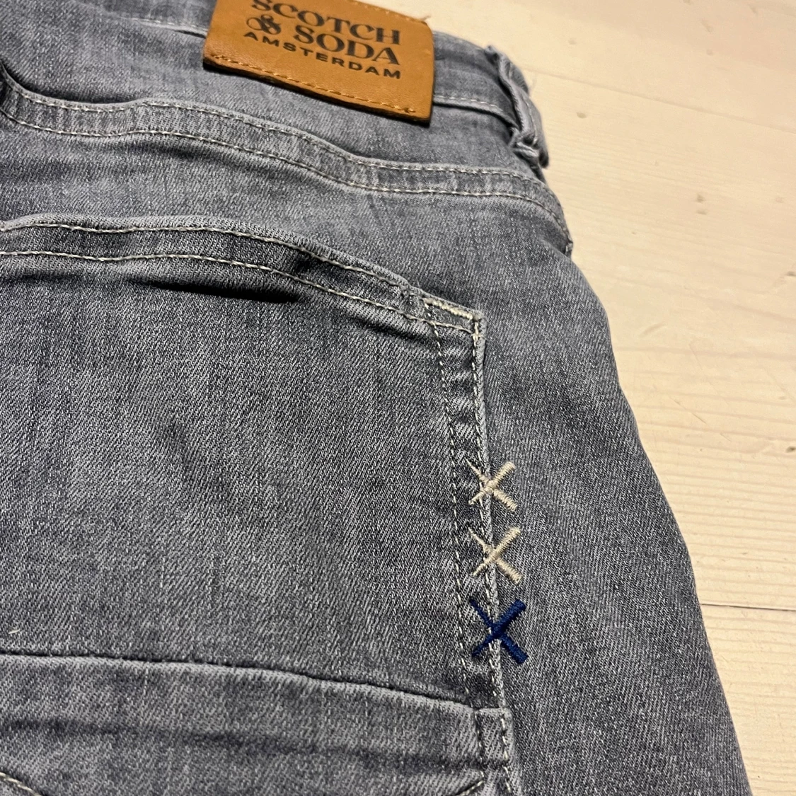 Grå jeans från Scotch & Soda - 2