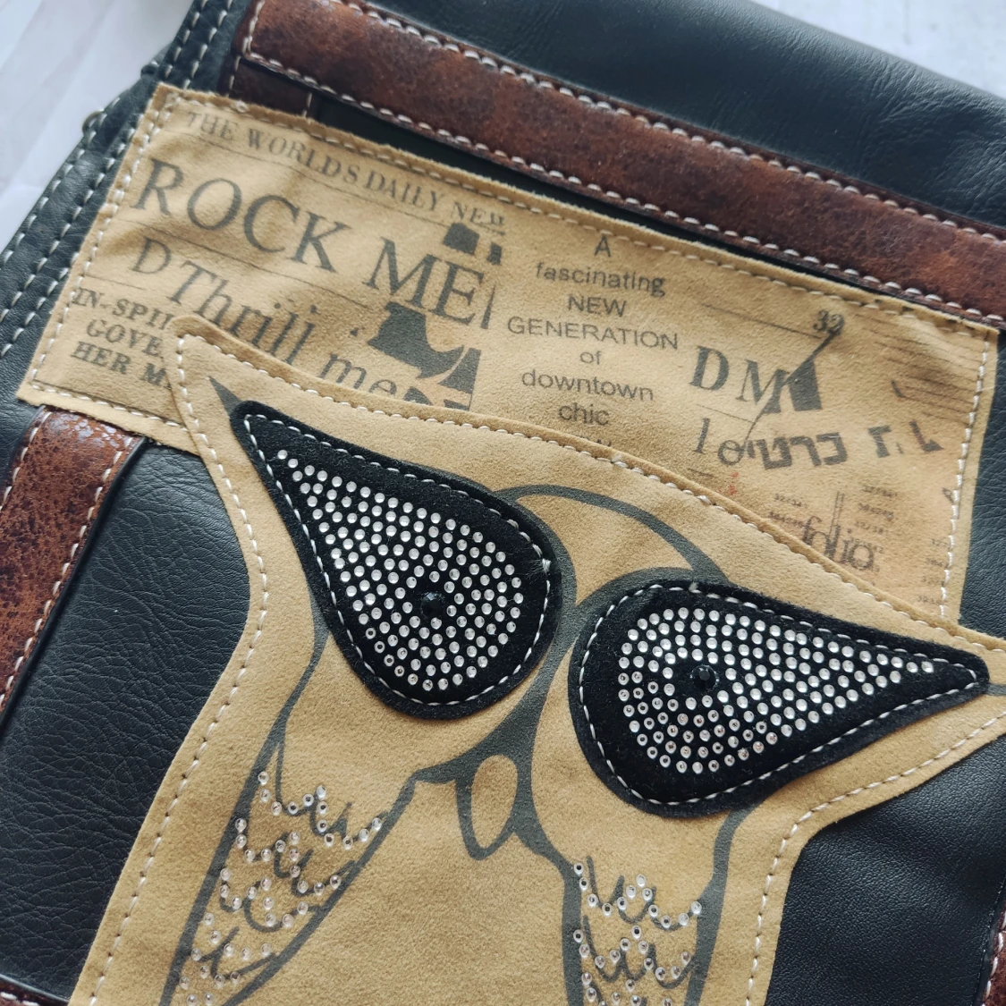 Svart axelväska med uggla och tidningsprint - 1