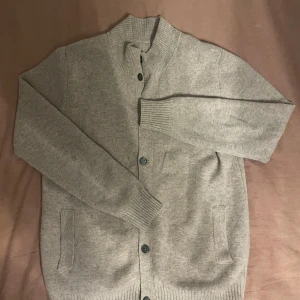 Stickad Kofta - Fet stickad kofta i beige färg. Tröjan har inga fel och är i nytt skick. Men vet dock inte vilket märke den kommer ifrån då det inte står. Skriv gärna vid funderingar!