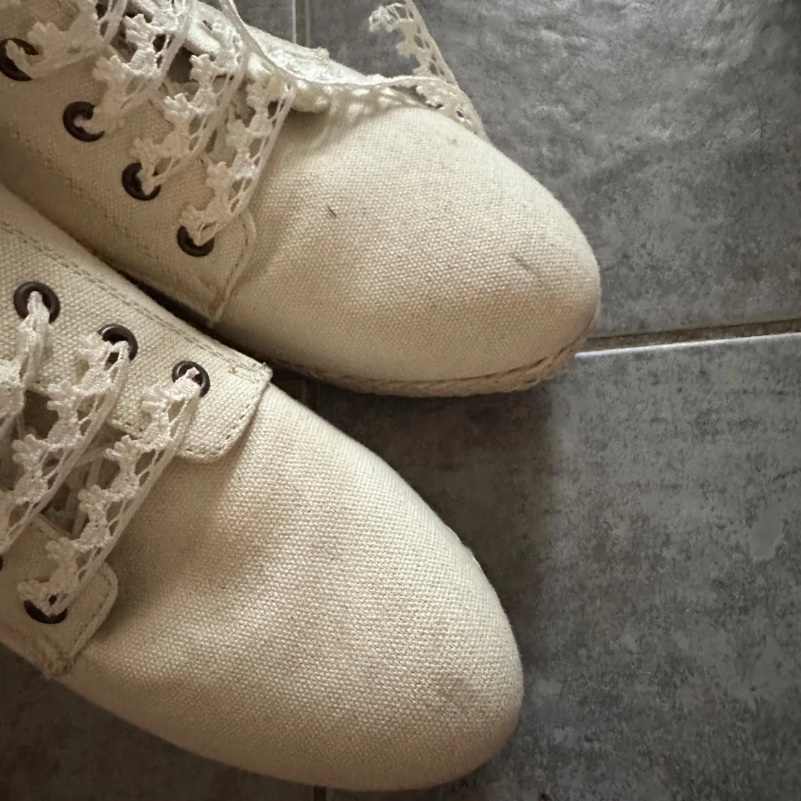 Beige boots med spetsiga snören - 1