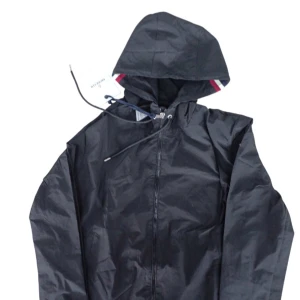 Moncler Windbreaker - Intressekoll. Använd men i jättefint skick. Triangeltaggen saknas. Storlek 2 som motsvarar M. NFC funkar utan problem. 