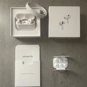 AirPod Pro 2 - Hej, Säljer mina AirPod Pro 2 de är använda i runt 1-2 månader annars har de inte används dom är rena och fräscha med extremt bra ljud hör av er vid intresse eller fler frågor 😊