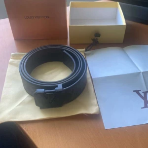 Louis Vuitton bälten – äkta, stilrena & i nyskick - Säljer  Louis Vuitton-bälten i klassisk design. ✔️  är äkta – detaljer, mönster och serienummer finns (bilder kan skickas på begäran). ✔️ Fint begagnat skick, sparsamt använda. ✔️ Perfekt accessoar till både vardags- och festoutfit.  📏 125/50 🎨 Har silver Logga med ett svart monogram   :: pris kan diskuteras.                                            💬 Hör av dig om du vill se fler bilder eller om du har frågor!