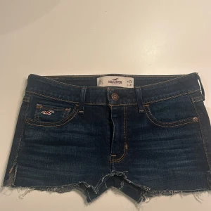 Mörkblå jeansshorts från Hollister - Snygga mörkblå jeansshorts från Hollister med råa kanter och klassiska orangea sömmar. Perfekta för sommaren.🩷🩷