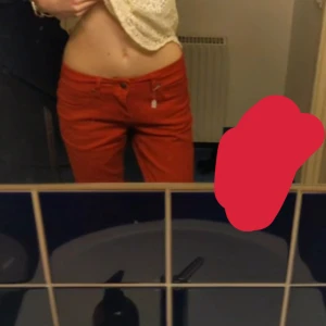 Röda lågmidjade jeans från John Baner - Snygga röda jeans från John Baner med raka ben. Otroligt snygga om man vill poppa med lite färg❤️De är lågmidjade och sitter otroligt snyggt, säljer då de är lite korta för mig. Mått finns på bilderna (midja och innerbenslängd)