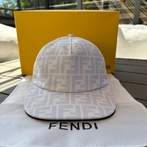 Fendi keps - Helt ny.storlek S-L. Dustbag medföljer