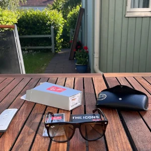 Ray-Ban bruna boyfriends RB4147 - Säljer ett par Ray-Ban Boyfriends solglasögon i brunmelerad plast med klassisk fyrkantig form. Modellen är RB4147 med mörka linser och tydlig Ray-Ban-logga på skalmen. Kommer med originalfodral, box och tillbehör. Perfekt för dig som vill ha en ikonisk look.