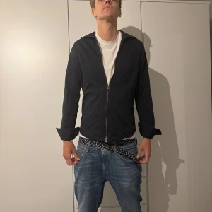 Marinblå overshirt från John Henric - Tjenare! Säljer den här stilrena john Henric overshirten. Skick 8/10! Perfekt under sena sommar kvällar. Hör av er vid flera frågor och funderingar!