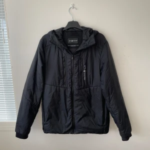 Sail Racing Primaloft jacka  - Sjukt snygg Sail Racing Primaloft jacka som är perfekt nu till hösten och vintern. Storlek: M. Nypris: 3000kr. Hör av dig vid funderingar!🤩