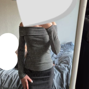 Randig offshoulder tröja H&M - Säljer en svart och vit randig offshoulder tröja från H&M i storlek XS. 