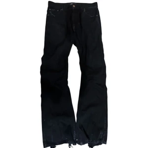 Balenci Flared Losttape jeans - Feta flared/bootcut jeans med med bra passform det står L på storleken men de passar mer S eller M de är distressed vid benöppningen och på fickan har du några frågor är det bara att fråga på pris är inte fast vid snabb affär
